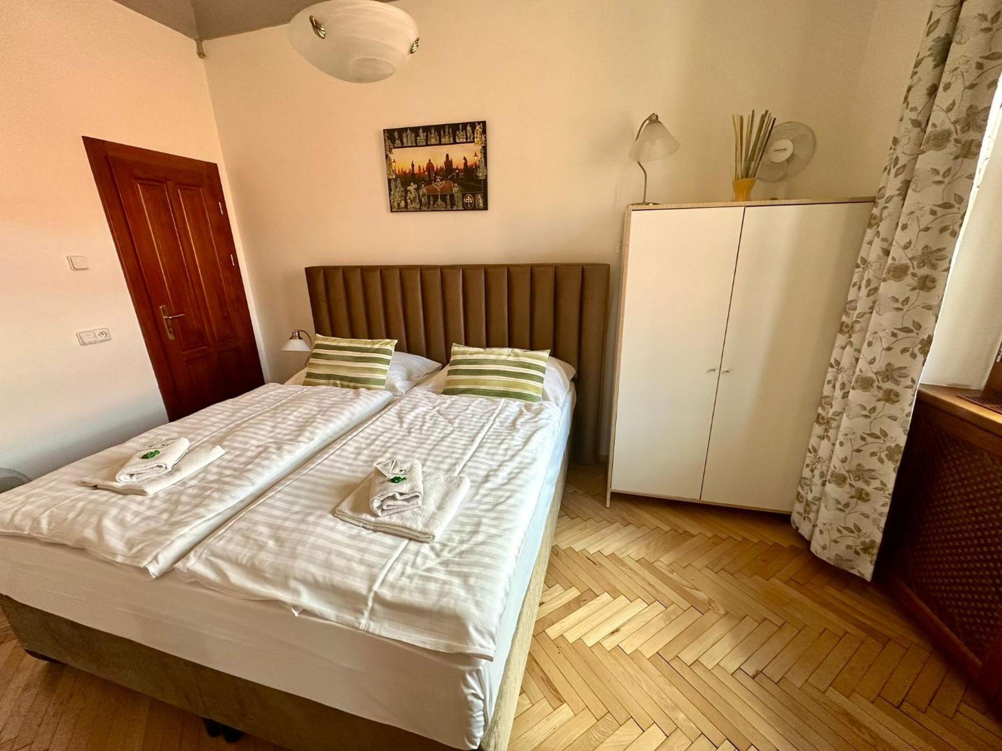 Historic Centre Apartments VIII Praha Bagian luar foto
