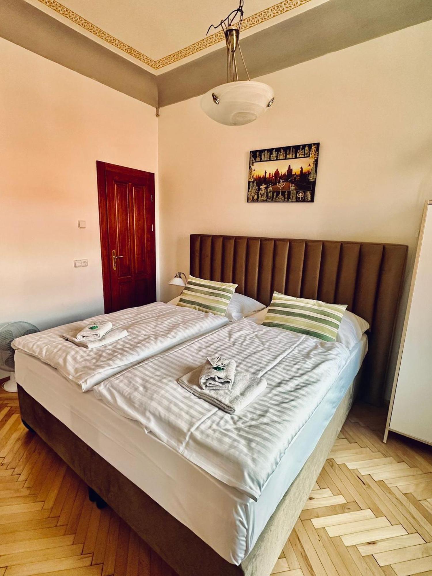 Historic Centre Apartments VIII Praha Bagian luar foto
